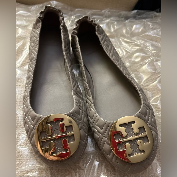 Like NEW Tory Burch Gray Leather Gold Logo Medallion Slip On Shoes SZ 9 - Picture 1 of 15